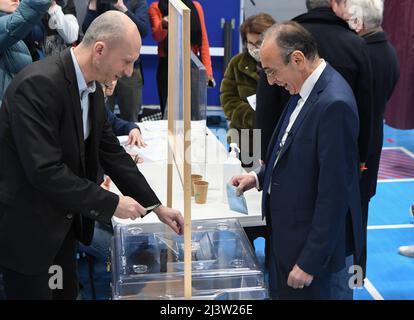 Parigi, Francia. 10th Apr 2022. Francia, PARIGI, 2022-04-10. IL CANDIDATO ERIC ZEMMOUR VOTA PER IL PRIMO TURNO DELLE ELEZIONI PRESIDENZIALI. Fotografia di Credit: francois pauletto/Alamy Live News Foto Stock