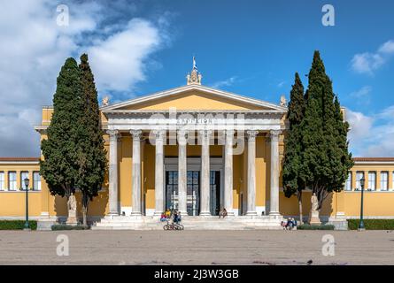 La facciata di Zappeio, un edificio sontuoso vicino ai Giardini nazionali di Atene nel cuore della città di Atene, Grecia. Foto Stock