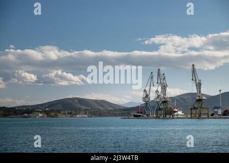 Gru a portale o container sul porto di Volos, Grecia Foto Stock