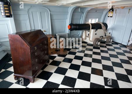 HMS Victory, la più antica nave da guerra di servizio, 244, anni, servizio, Lord Nelson, bandiera, nave, battaglia, di, Trafalgar, Navale, Royal Navy, Docks, Portsmouth, Hampshire, Inghilterra, Regno Unito, Foto Stock