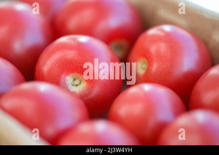 Lotto di pomodori rossi maturi in negozio finestra primo piano Foto Stock