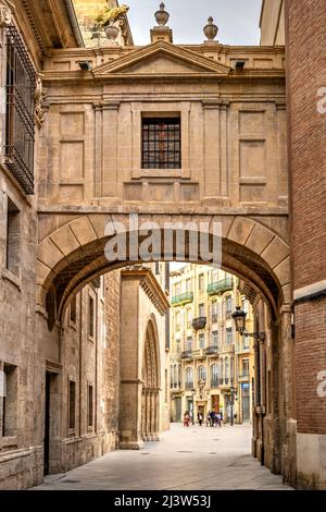 Strada panoramica con ponte ad arco nella città vecchia, Valencia, Comunità Valenciana, Spagna Foto Stock