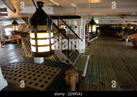 HMS Victory, la più antica nave da guerra di servizio, 244, anni, servizio, Lord Nelson, bandiera, nave, battaglia, di, Trafalgar, Navale, Royal Navy, Docks, Porstmouth, Hampshire, Inghilterra, Regno Unito Foto Stock