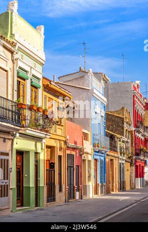 Facciate colorate di case tradizionali nel quartiere El Cabanyal, Valencia, Comunità Valenciana, Spagna Foto Stock