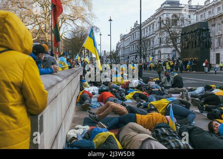 Dimostrazione di centinaia di persone a Londra contro la guerra in Russia e Ucraina. I pro-ucraini si trovano a Whitehall come segno di protesta con bandiere Foto Stock