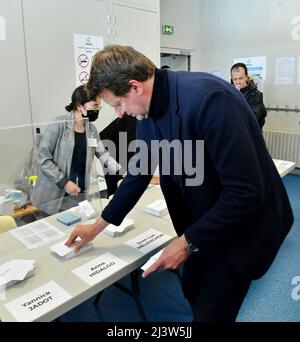 Parigi, Francia. 10th Apr 2022. Green Europe Ecology, partito Les Verts (EELV) membro del Parlamento europeo e candidato presidenziale Yannick Jadot vota in un seggio elettorale per il primo turno delle elezioni presidenziali francesi a Parigi, Francia, il 10 aprile 2022. Photo by Karim Ait Adjedjou/Avenir Pictures/ABACAPRESS.COM Credit: Abaca Press/Alamy Live News Foto Stock