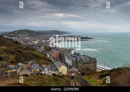 Vista dalla Constitution Hill ad Aberystwyth sulla costa del Mare d'Irlanda, Galles Foto Stock