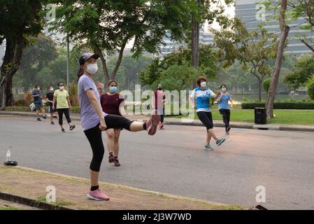 Bangkok, Tailandia. 9th Apr 2022. 09 aprile 2022 : la danza aerobica è un esercizio, un altro tipo popolare nel Parco Lumpini Thailandia. (Credit Image: © Teera Noisakran/Pacific Press via ZUMA Press Wire) Foto Stock