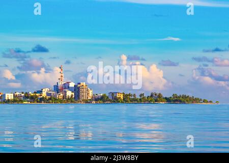 Vista panoramica dell'isola di Maafushi vista dal Mare di Laccadive, Atollo di Maldive Sud Foto Stock