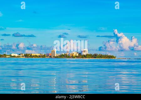 Vista panoramica dell'isola di Maafushi vista dal Mare di Laccadive, Atollo di Maldive Sud Foto Stock