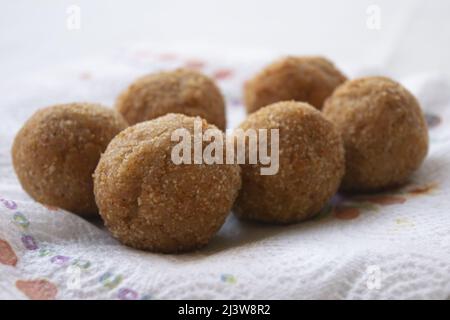 palle siciliane di levata fritte in casa chiamato arancini Foto Stock