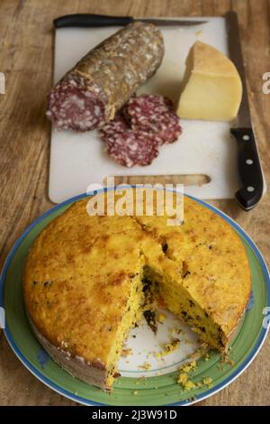 torta di spugne fatta in casa con formaggio di sottofondo e salumi Foto Stock