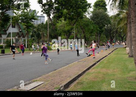 Bangkok, Tailandia. 9th Apr 2022. 09 aprile 2022 : la danza aerobica è un esercizio, un altro tipo popolare nel Parco Lumpini Thailandia. (Credit Image: © Teera Noisakran/Pacific Press via ZUMA Press Wire) Foto Stock