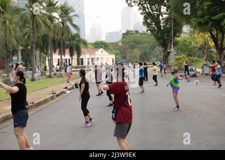 Bangkok, Tailandia. 9th Apr 2022. 09 aprile 2022 : la danza aerobica è un esercizio, un altro tipo popolare nel Parco Lumpini Thailandia. (Credit Image: © Teera Noisakran/Pacific Press via ZUMA Press Wire) Foto Stock