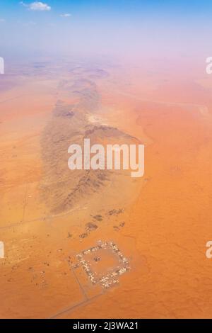 Vista aerea del deserto Arabo con il Centro Archeologico di Mleiha, il deserto Arabo è un vasto deserto selvaggio in Asia occidentale. Foto Stock