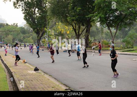 Bangkok, Tailandia. 9th Apr 2022. 09 aprile 2022 : la danza aerobica è un esercizio, un altro tipo popolare nel Parco Lumpini Thailandia. (Credit Image: © Teera Noisakran/Pacific Press via ZUMA Press Wire) Foto Stock