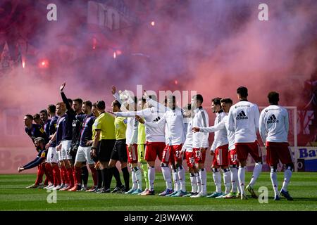 Kiel, Germania. 10th Apr 2022. Calcio: 2nd Bundesliga, Holstein Kiel - Hamburger SV, Matchday 29, Holstein Stadium. I pirotecnici vengono spenti nelle bancarelle prima del kickoff. Credit: Axel Heimken/dpa - NOTA IMPORTANTE: In conformità con i requisiti della DFL Deutsche Fußball Liga e della DFB Deutscher Fußball-Bund, è vietato utilizzare o utilizzare fotografie scattate nello stadio e/o della partita sotto forma di immagini di sequenza e/o serie di foto video-simili./dpa/Alamy Live News Foto Stock