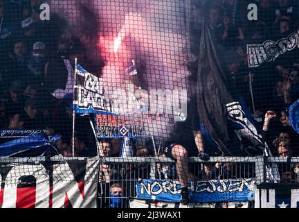 Kiel, Germania. 10th Apr 2022. Calcio: 2nd Bundesliga, Holstein Kiel - Hamburger SV, Matchday 29, Holstein Stadium. I pirotecnici vengono spenti nelle bancarelle prima del kickoff. Credit: Axel Heimken/dpa - NOTA IMPORTANTE: In conformità con i requisiti della DFL Deutsche Fußball Liga e della DFB Deutscher Fußball-Bund, è vietato utilizzare o utilizzare fotografie scattate nello stadio e/o della partita sotto forma di immagini di sequenza e/o serie di foto video-simili./dpa/Alamy Live News Foto Stock