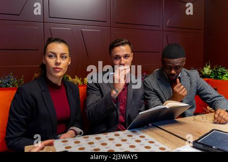 Gruppo di persone di busniess multirazziale stanno facendo una conversazione Foto Stock