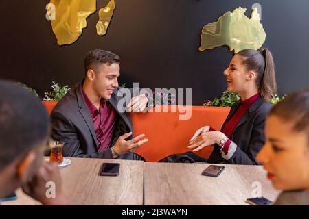 Gruppo di uomini di affari multirazziali stanno parlando Foto Stock