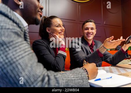 Gruppo di gente di busniess multirazziale sta avendo una discussione circa l'azienda Foto Stock