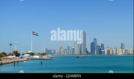 Skyline moderno lungo il lungomare Corniche di Abu Dhabi, Emirati Arabi Uniti. Foto Stock