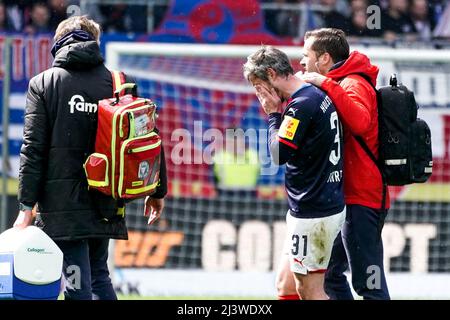 Kiel, Germania. 10th Apr 2022. Calcio: 2. Bundesliga, Holstein Kiel - Hamburger SV, Matchday 29, Holstein-Stadion. La pinna di Kiel Bartels viene tolti dal campo con un infortunio. Credit: Axel Heimken/dpa - NOTA IMPORTANTE: In conformità con i requisiti della DFL Deutsche Fußball Liga e della DFB Deutscher Fußball-Bund, è vietato utilizzare o utilizzare fotografie scattate nello stadio e/o della partita sotto forma di immagini di sequenza e/o serie di foto video-simili./dpa/Alamy Live News Foto Stock
