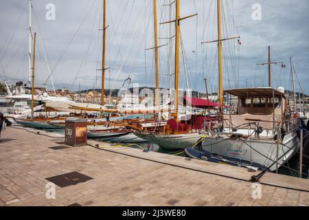 Porto nella città di Cannes in Francia, barche a vela, yacht a IGY Vieux Port de Cannes. Foto Stock