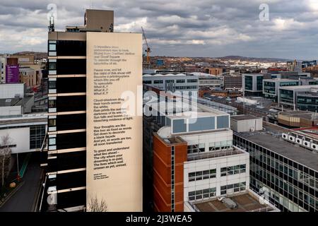 SHEFFIELD, REGNO UNITO - 10 MARZO 2022. Vista aerea del What If? Poesia di Andrew Motion scritta sul lato dell'edificio Owen a Sheffield Hallam Univer Foto Stock