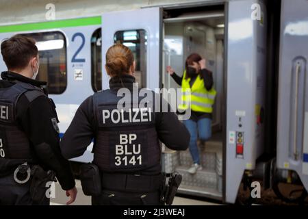 Confine tedesco-polacco: Passa il controllo in un treno di rifugiati con il popolo ucraino Foto Stock