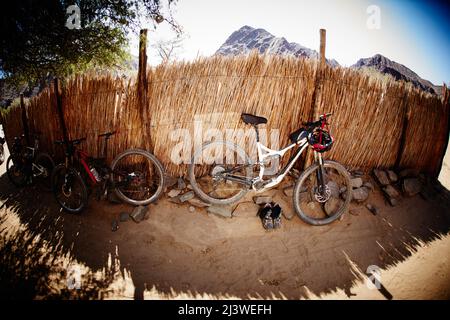 Pronto per la guida fuoristrada. Shot di una bicicletta appoggiata su una recinzione di legno. Foto Stock