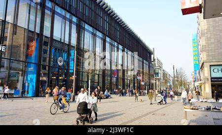 Schadowstraße a Düsseldorf, una delle vie commerciali più trafficate e frequentate della Germania. Foto Stock