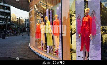 Vetrata del negozio di abbigliamento Peek & Cloppenburg a Düsseldorf, Germania. Foto Stock