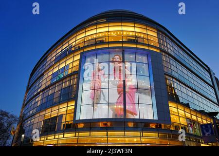 Moderno edificio in vetro con schermo pubblicitario del grande magazzino di abbigliamento Peek & Cloppenburg a Düsseldorf, Germania. Foto Stock