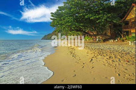 Ko Chang, Thailandia - Dicembre 7. 2018: Vista sulla spiaggia di sabbia bianca tropicale con alberi verdi e case in legno di bambù Foto Stock