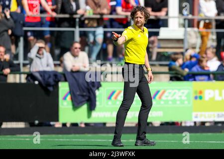 BILTHOVEN, PAESI BASSI - APRILE 10: Arbitro Maurits van der Walbaken durante la partita Tulp Hoofdklasse Heren tra SCHC H1 e Bloemendaal H1 allo Stichtsche Cricket en Hockey Club il 10 Aprile 2022 a Bilthoven, Paesi Bassi (Foto di Hans van der Valk/Orange Pictures) Foto Stock