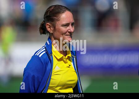 BILTHOVEN, PAESI BASSI - APRILE 10: Arbitro Karen Bolle durante la partita Tulp Hoofdklasse Heren tra SCHC H1 e Bloemendaal H1 a Stichtsche Cricket en Hockey Club il 10 Aprile 2022 a Bilthoven, Paesi Bassi (Foto di Hans van der Valk/Orange Pictures) Foto Stock