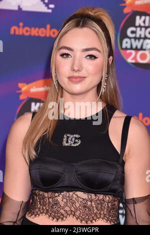 SANTA MONICA, CA - APRILE 9: Peyton List al Nickelodeon Kids' Choice Awards 2022 al Barker Hangar di Santa Monica, California, il 9 Aprile 2022. Credit: Jeffrey Mayer/JTMPhotos/MediaPunch Foto Stock