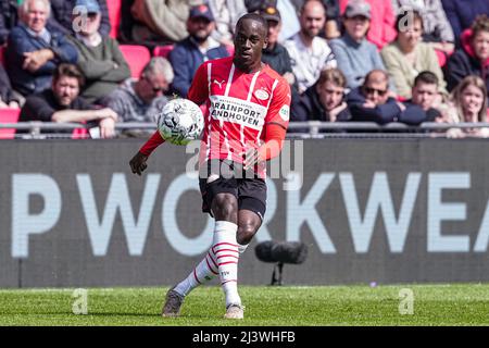 EINDHOVEN, PAESI BASSI - APRILE 10: Jordan Teze del PSV Eindhoven durante la partita olandese Erevisione tra PSV e RKC Waalwijk al Philips Stadion il 10 Aprile 2022 a Eindhoven, Paesi Bassi (Foto di Geert van Erven/Orange Pictures) Foto Stock