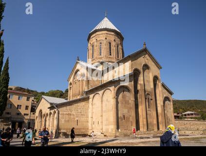 Mtskheta, Georgia - 23 settembre 2018: Monastero di Sampavro uno dei principali santuari della Georgia è visitato da un gran numero di persone, turisti e pellegrini. Foto Stock