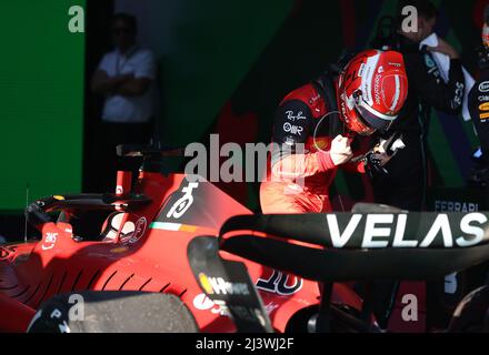 Melbourne, Australia. 10th Apr 2022. Il pilota della Ferrari Charles Leclerc di Monaco festeggia dopo la finale del Gran Premio d'Australia F1 a Melbourne, Australia, il 10 aprile 2022. Credit: Bai Xuefei/Xinhua/Alamy Live News Foto Stock