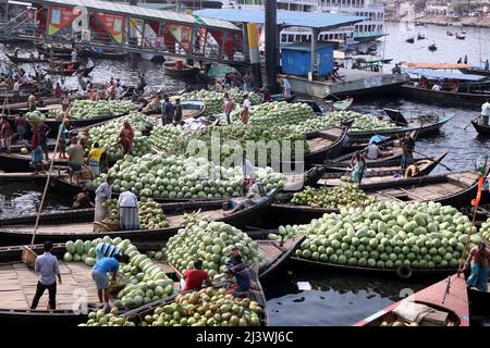 Commercianti che scaricano i cocomeri a Badamtolifrom, il più grande marcatore di frutta del paese da una barca che lo ha trasportato da Patuakhali per distribuirlo Foto Stock