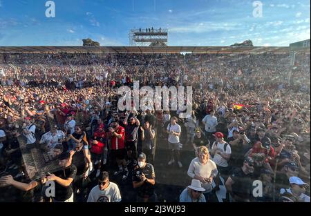 Melbourne, Australia. 10th Apr 2022. Gli spettatori guardano la gara durante la finale del Gran Premio d'Australia F1 a Melbourne, Australia, il 10 aprile 2022. Credit: Bai Xuefei/Xinhua/Alamy Live News Foto Stock