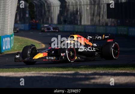 Melbourne, Australia. 10th Apr 2022. Il pilota messicano Sergio Perez della Red Bull Racing RBPT compete durante la finale Australiana del Gran Premio F1 a Melbourne, Australia, il 10 aprile 2022. Credit: Bai Xuefei/Xinhua/Alamy Live News Foto Stock