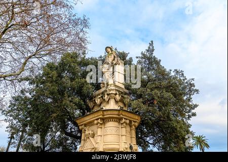Statua di fronte al Castello di Tres Dragons nel Parc de la Ciutadella di Barcellona, Spagna Foto Stock