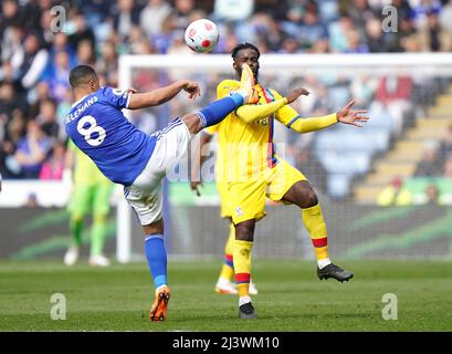 Gli Youri Tielemans di Leicester City (a sinistra) e Jeffrey Schlupp di Crystal Palace combattono per la palla durante la partita della Premier League al King Power Stadium di Leicester. Data foto: Domenica 10 aprile 2022. Foto Stock