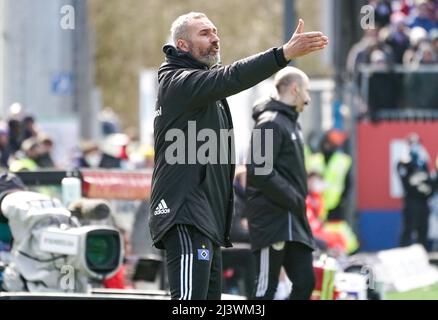Kiel, Germania. 10th Apr 2022. Calcio: 2nd Bundesliga, Holstein Kiel - Hamburger SV, Matchday 29, Holstein Stadium. L'allenatore di Amburgo Tim Walter allenerà la sua squadra a margine. Credit: Axel Heimken/dpa - NOTA IMPORTANTE: In conformità con i requisiti della DFL Deutsche Fußball Liga e della DFB Deutscher Fußball-Bund, è vietato utilizzare o utilizzare fotografie scattate nello stadio e/o della partita sotto forma di immagini di sequenza e/o serie di foto video-simili./dpa/Alamy Live News Foto Stock