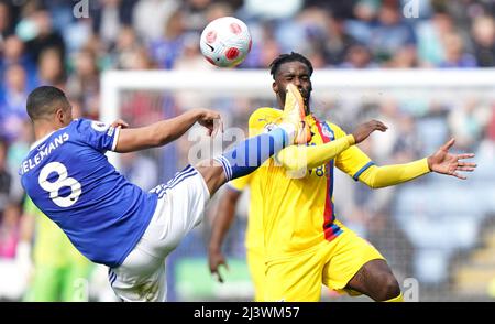 Gli Youri Tielemans di Leicester City (a sinistra) e Jeffrey Schlupp di Crystal Palace combattono per la palla durante la partita della Premier League al King Power Stadium di Leicester. Data foto: Domenica 10 aprile 2022. Foto Stock