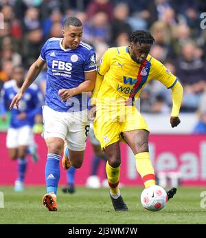 Gli Youri Tielemans di Leicester City (a sinistra) e Jeffrey Schlupp di Crystal Palace combattono per la palla durante la partita della Premier League al King Power Stadium di Leicester. Data foto: Domenica 10 aprile 2022. Foto Stock