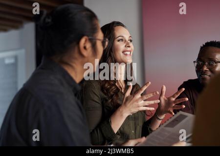 In un commercio riuscito, le opinioni di everyones contano. Scatto corto di un gruppo di giovani uomini d'affari seduti e che hanno una riunione in ufficio. Foto Stock